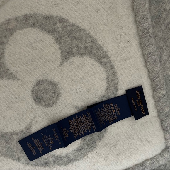 LV Sweet Dreams cashmere Scarf - Picture 6 of 8